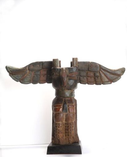 Decorative totem with a bird of prey

Polychrome...