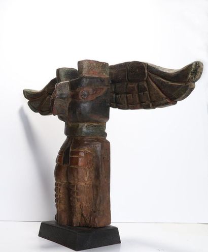Decorative totem with a bird of prey

Polychrome...