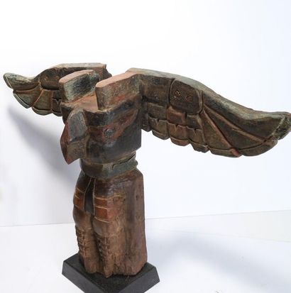 Decorative totem with a bird of prey

Polychrome...
