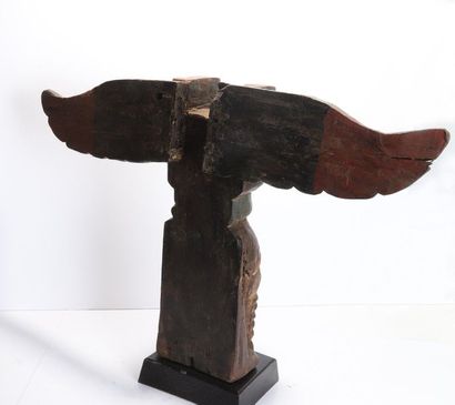 Decorative totem with a bird of prey

Polychrome...