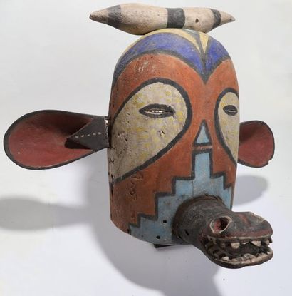Anthropozoomorphic decorative mask with two...