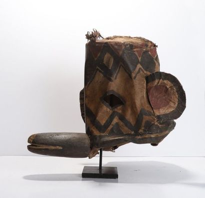 Anthropozoomorphic decorative mask, with...