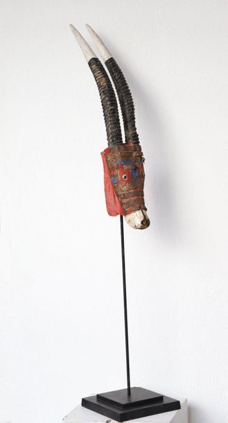 Puppet mask with a long-horned antelope head

Polychrome...
