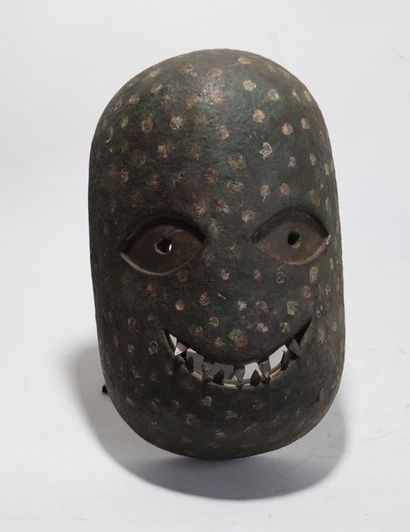 Oval anthropomorphic decorative mask, smiling...