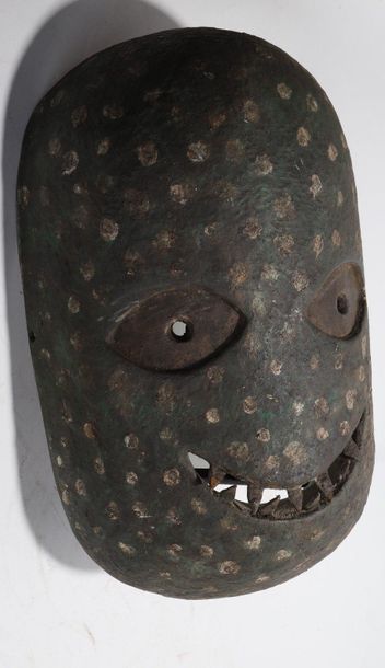 Oval anthropomorphic decorative mask, smiling...
