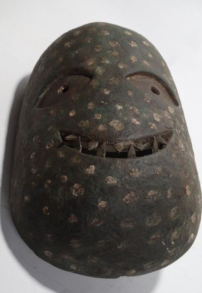 Oval anthropomorphic decorative mask, smiling...