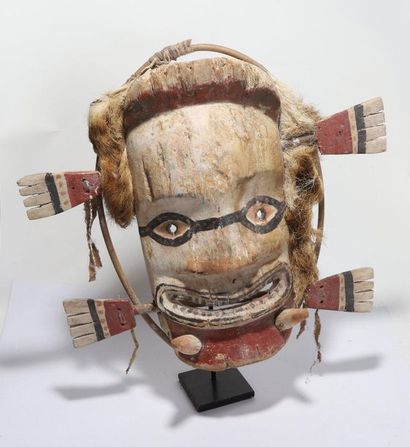 Anthropomorphic decorative mask with an oval...