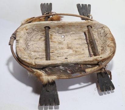 Anthropomorphic decorative mask with an oval...