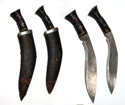 Set consisting of 2 curved daggers called...