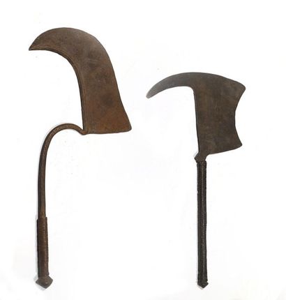 Ensemble de deux armes faucille en fer gravé...