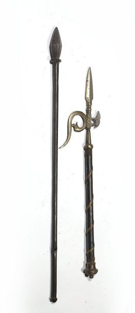 Ensemble composé d'une longue masse d'arme,...