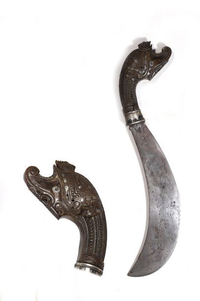 Petit couteau à lame courbe de type faucille,...
