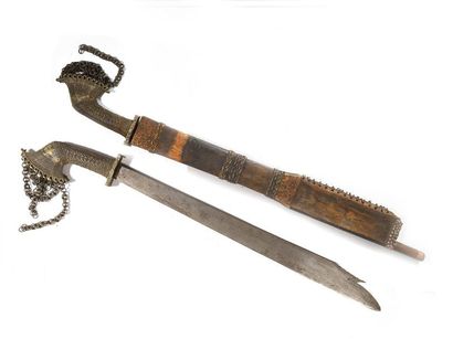 Sabre à lame découpée à son extrémité, la...
