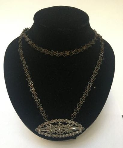 COLLIER chaîne à maillons floraux en acier...