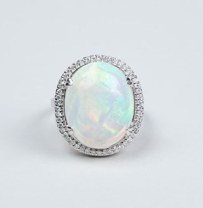 BAGUE en or blanc 18K (750/°°) centrée d'un...