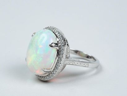 BAGUE en or blanc 18K (750/°°) centrée d'un...