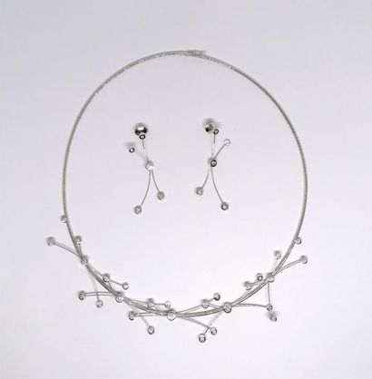 PARURE en or blanc 18K (750/°°), composée...