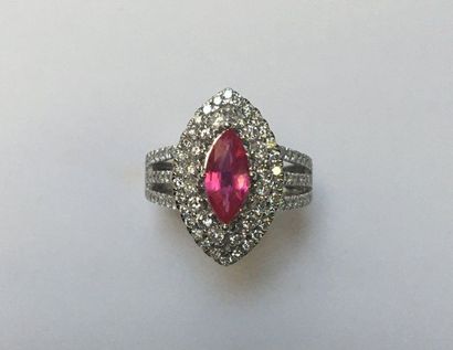 BAGUE MARQUISE en or gris 18k (750/°°) centrée...