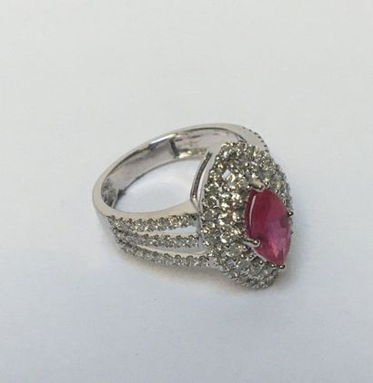 BAGUE MARQUISE en or gris 18k (750/°°) centrée...