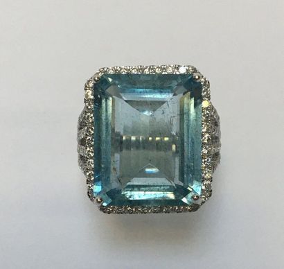 BAGUE en or gris 18k (750/°°) centrée d'une...