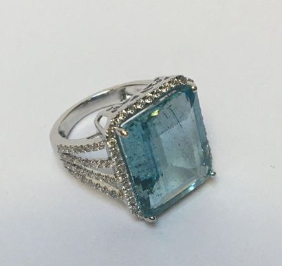 BAGUE en or gris 18k (750/°°) centrée d'une...