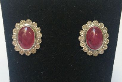 PAIRE DE CLOUS D'OREILLE en or gris 18k (750/°°)...