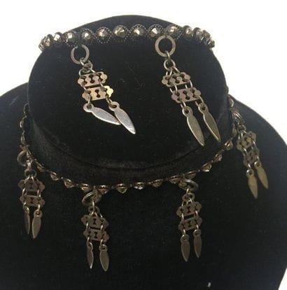PAIRE de bracelets de poignets semi-rigides...