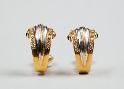 * - PAIRE DE BOUCLES D'OREILLE en or gris...