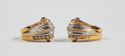 * - PAIRE DE BOUCLES D'OREILLE en or gris...