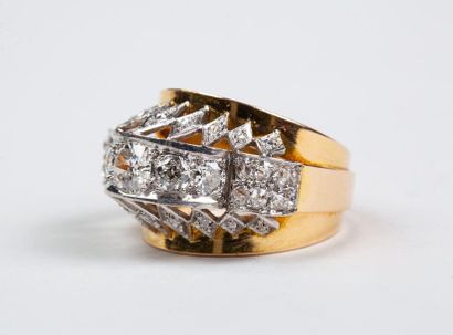 IMPORTANTE BAGUE Art déco en or jaune 18k...