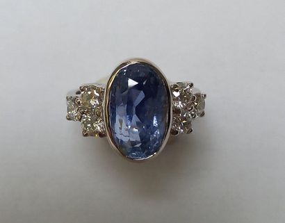 BAGUE en or gris 18k (750/°°) centrée d'un...