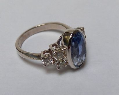 BAGUE en or gris 18k (750/°°) centrée d'un...