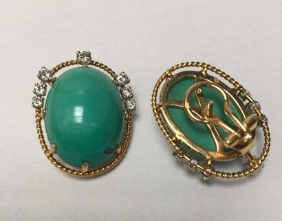 PAIRE DE BOUCLES D'OREILLES en or jaune 18k...