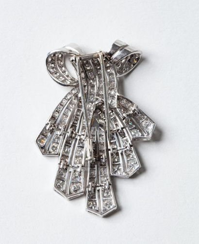 BROCHE Clip en platine présentant un ruban...