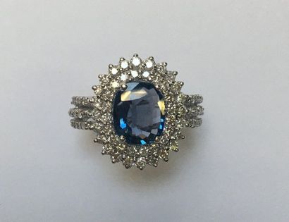 BAGUE en or gris 18k (750/°°) centrée d'un...