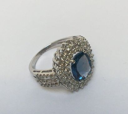 BAGUE en or gris 18k (750/°°) centrée d'un...
