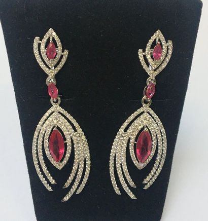 PAIRE DE PENDANTS D'OREILLE en or gris 18k...