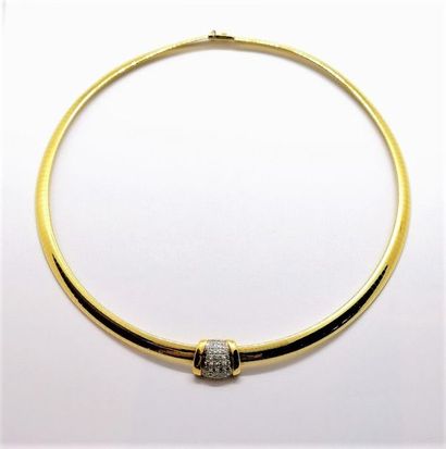 COLLIER en or jaune 18K (750/°°) maille oméga,...