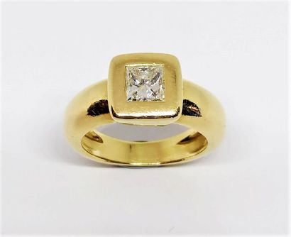 BAGUE en or jaune 18K (750/°°), ornée d'un...