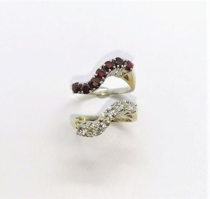 2 BAGUES en or blanc 18K (750/°°), alliances...