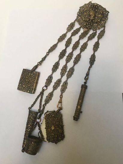CHATELAINE en métal doré à décor de profil...