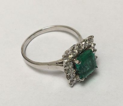 BAGUE en or gris18k (750/°°) sertie d'une...