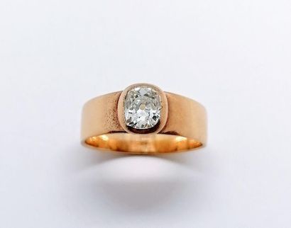 BAGUE en or rose 18K (750/°°) jonc plat orné...