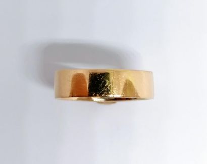 BAGUE en or rose 18K (750/°°) jonc plat orné...