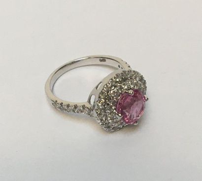 BAGUE en or gris 18k (750/°°) centrée d'un...