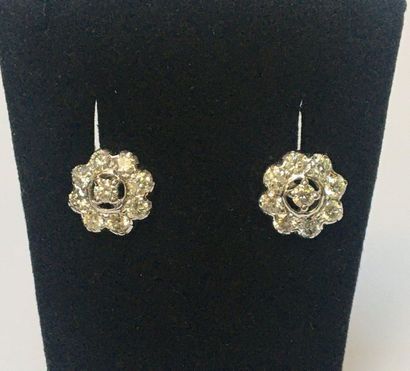 PAIRE DE CLOUS D'OREILLE en or gris 18k (750/°°)...