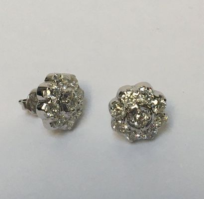 PAIRE DE CLOUS D'OREILLE en or gris 18k (750/°°)...
