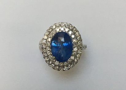 BAGUE en or gris 18k (750/°°) centrée d'un...