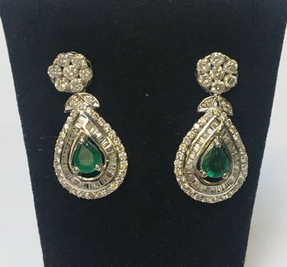 PAIRE DE PENDANTS D'OREILLE en or gris 18k...