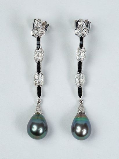 PAIRE DE PENDANTS D'OREILLES en or gris 18K...